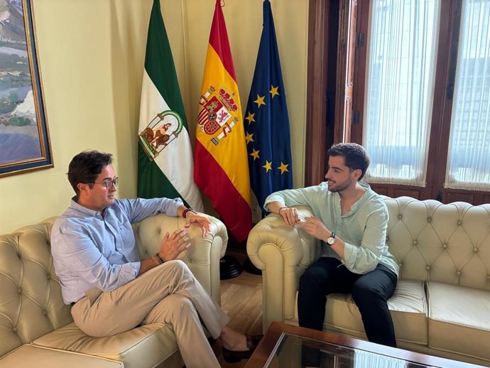 El delegado de la Junta en Almería, Francisco Góngora, y el coordinador provincial del IAJ, Diego Martínez.
