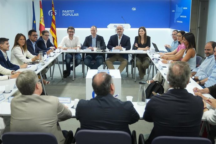 Archivo - El presidente del PP catalán, Alejandro Fernández (c), en una imagen de archivo