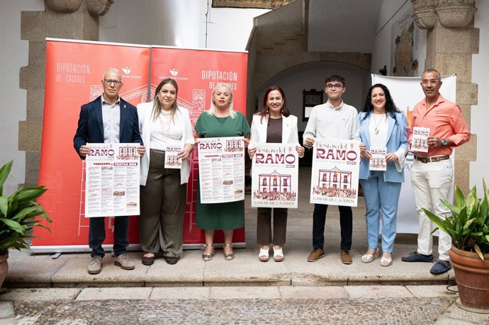 La diputada provincial María Toscano, la alcaldesa de Casar de Cáceres, Marta Jordán, y el equipo de Gobierno casareño presentan las Fiestas del Ramo