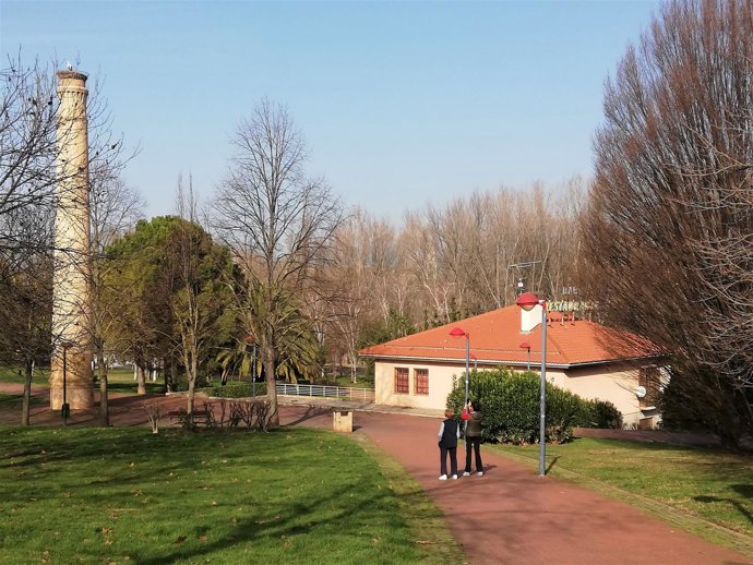 Archivo - Chimenea del Parque del Ebro, una de las sedes de la UPL.