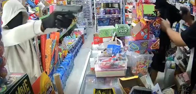 Imagem da câmera de vigilância do bazar de Los Palacios, assaltado à mão armada