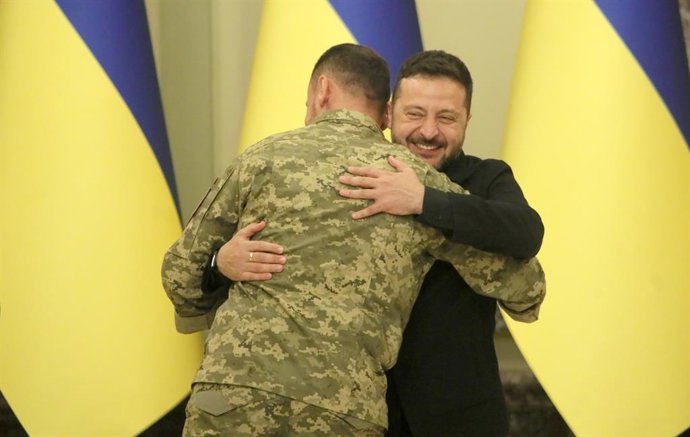 25 de agosto de 2026, Kiev, Ucrânia: O presidente da Ucrânia, Volodymyr Zelenskyy (à direita), e o chefe do 1º Batalhão Médico Independente das Forças Terrestres das Forças Armadas da Ucrânia, o major do Serviço Médico Asan Charukhov, se abraçam durante o