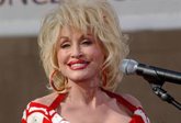 Foto: La CNN pide disculpas a la familia de Dolly Parton por emitir por error una foto de una imitadora