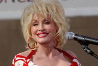 La CNN pide disculpas a la familia de Dolly Parton por emitir por error una foto de una imitadora