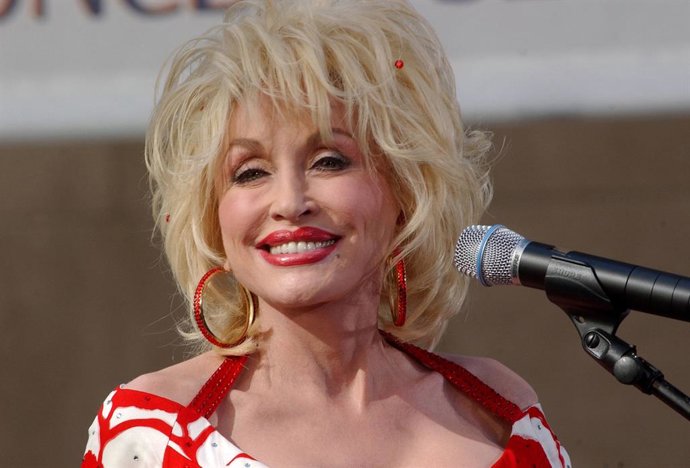 La CNN pide disculpas a la familia de Dolly Parton por emitir por error una foto de una imitadora