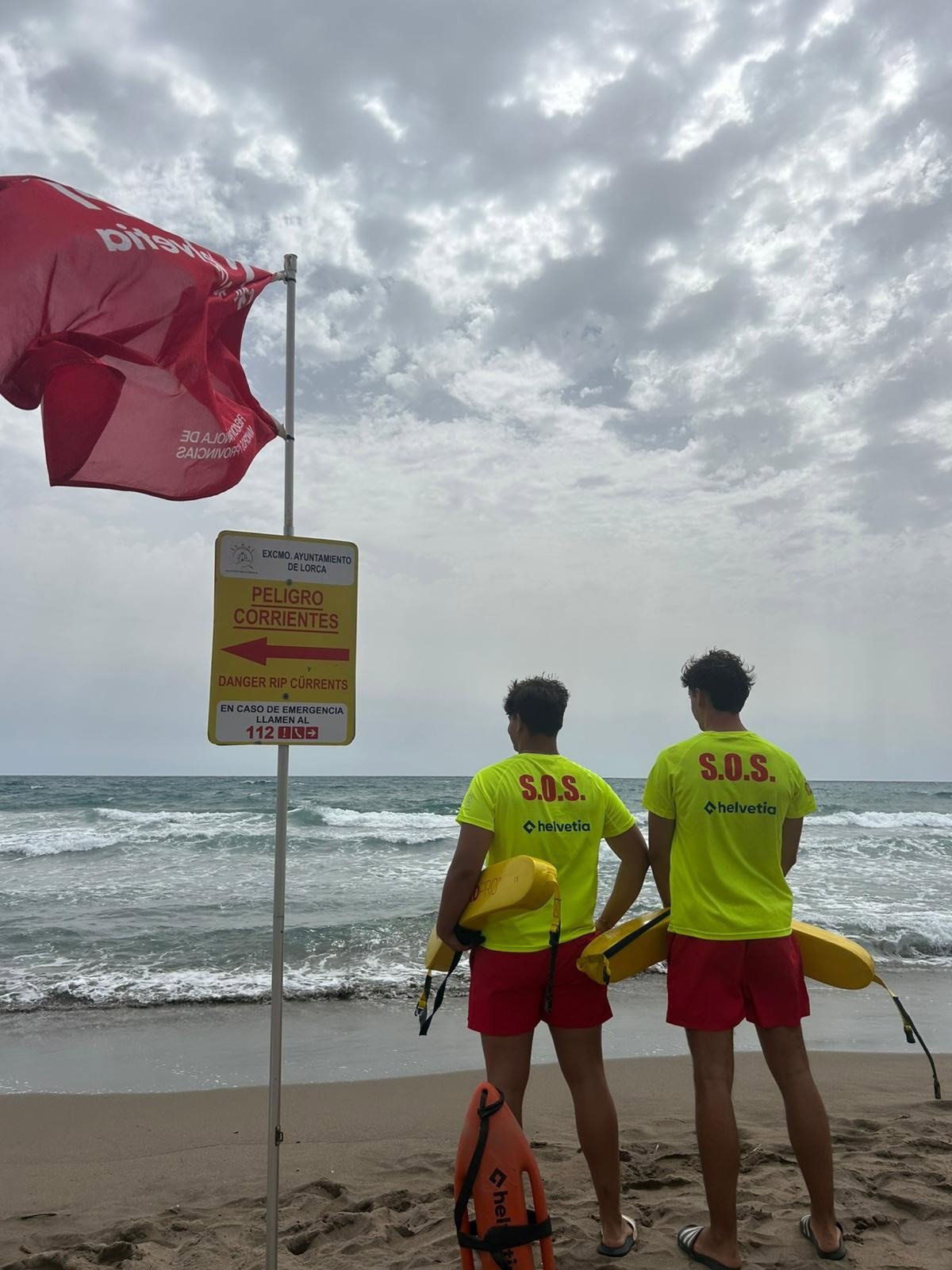 Rescatadas seis personas tras quedar atrapadas por una fuerte corriente en la cala de Calnegre, en Lorca
