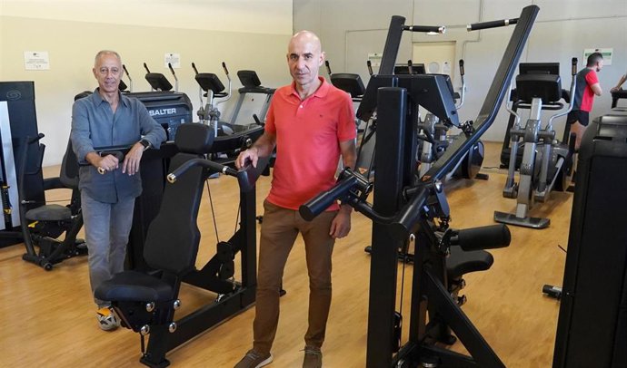 El concejal de Deporte, Salud y Protección contra Incendios, Jesús Abad, visita el gimnasio del polideportivo de Pola de Siero