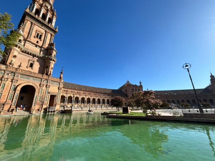 Estado de la ría de la Plaza España durante el proceso antialgas realizado por el Ayuntamiento
