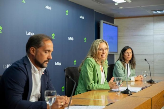 La consejera de Economía, Belinda León, el vicerrector de Política Científica de la Universidad de La Rioja, Eduardo Fonseca, y la directora de Tecnología y Proyectos en Avanzare Innovación Tecnológica, Elvira Villaro