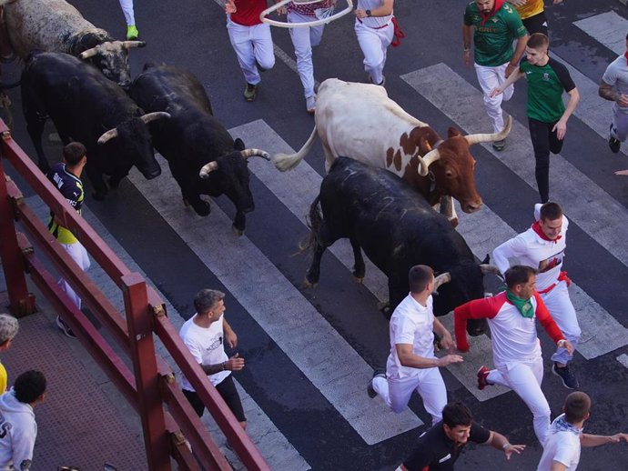 Los toros de rejones de La Castilleja protagonizan el quinto encierro, que deja 16 asistencias