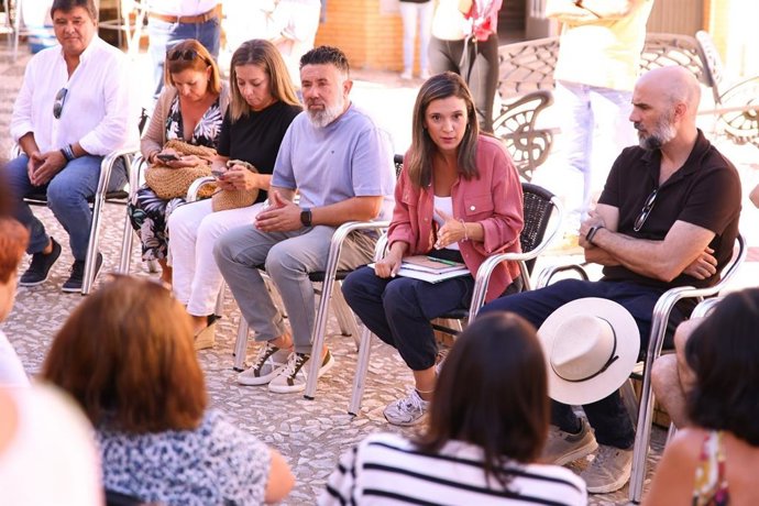 La portavoz adjunta del PSOE-A en el Parlamento andaluz María Márquez, en una visita a Berrocal (Huelva).