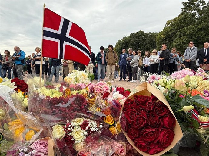 Tras la muerte del rey Harald V, la gente se reunió frente al Palacio Real de Oslo para depositar flores.