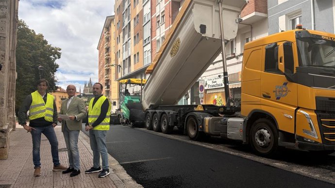 El alcalde en funciones de Burgos, Ángel Manzanedo, en el centro de la foto, con técnicos de la empresa que lleva a cabo las tareas de asfaltado.