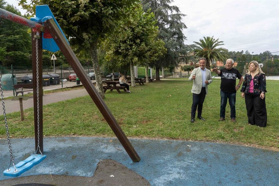 Visita de autoridades a la zona del parque infantil y la zona deportiva de Camargo
