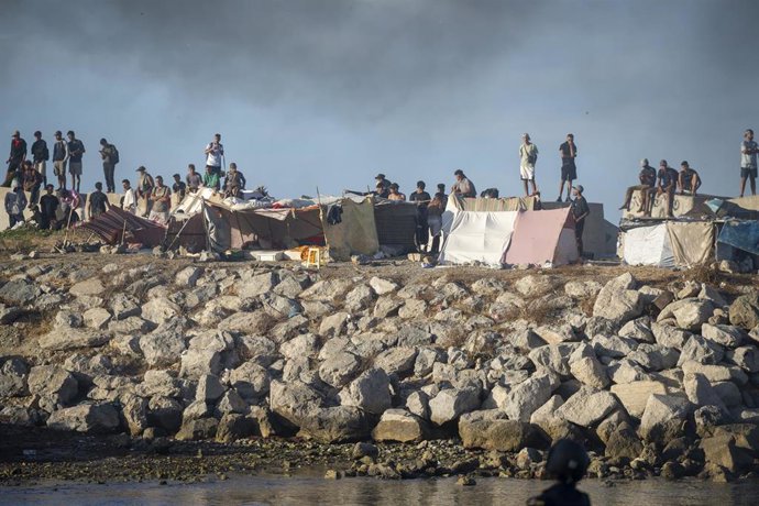 Migrantes en la playa de Ceuta. 