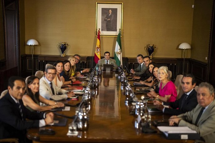 Archivo - Reunión del Consejo de Gobierno presidida por Juanma Moreno. (Foto de archivo).