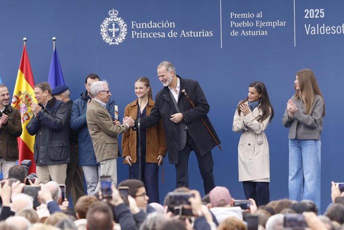 Archivo - (i-d) El ministro de Agricultura, Pesca y Alimentación, Luis Planas, la primera persona que presentó la candidatura de Valdesoto a pueblo ejemplar, Manolín Hevia (Manolín 'el cura'), la princesa Leonor, el Rey Felipe VI, la Reina Letizia y la In