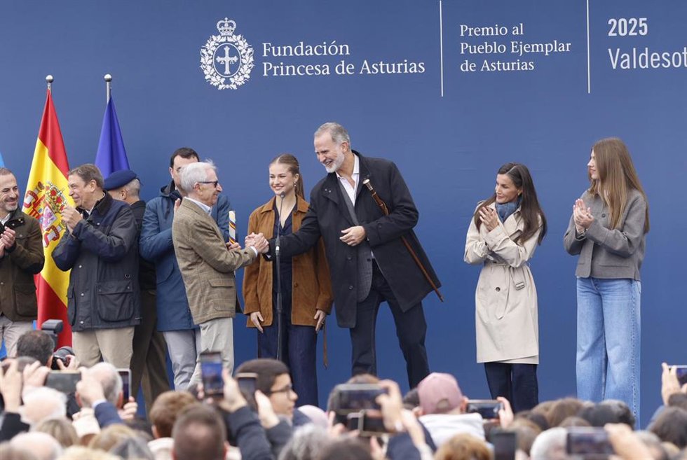 Archivo - (i-d) El ministro de Agricultura, Pesca y Alimentación, Luis Planas, la primera persona que presentó la candidatura de Valdesoto a pueblo ejemplar, Manolín Hevia (Manolín 'el cura'), la princesa Leonor, el Rey Felipe VI, la Reina Letizia y la In