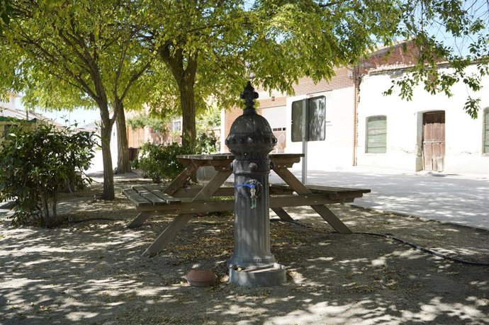 Fuente de agua de un pueblo, antes de la obra para modernizarla a un hidrante activo .