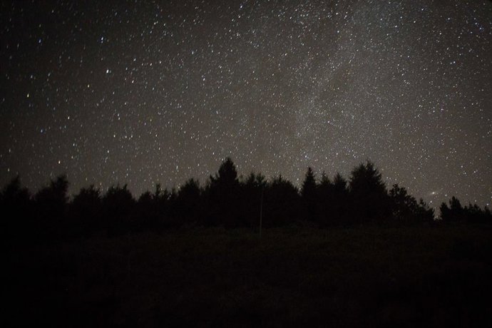 Archivo - Lluvia de Perseidas vista desde la sierra de Os Ancares, a 13 de agosto de 2023, en Lugo, Galicia (España). Las Perseidas, popularmente conocidas como las lágrimas de San Lorenzo debido a que su apogeo suele acercarse al tiempo a las festividade