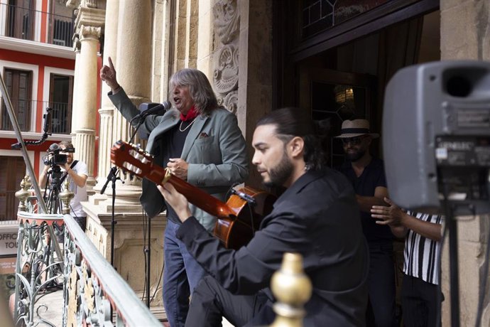 José Mercé desde el balcón del Ayuntamiento.