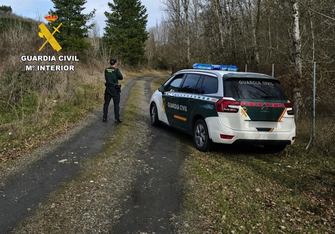 Vehiculo de la Guardia Civil en la zona de la desaparición de la mujer.