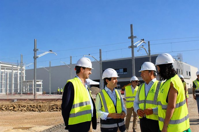 El consejero de Fomento y Movilidad, Mario Muñoz-Atanet en una visita a las obras del tranvía de Alcalá de Guadaíra