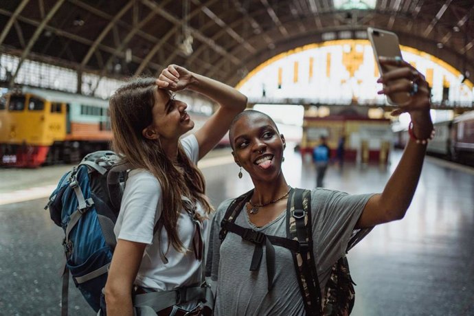 Dos jóvenes en una estación de tren