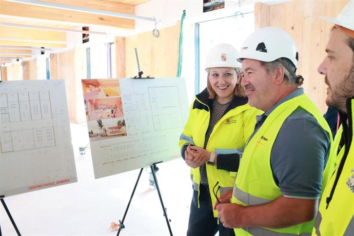 La vicepresidenta segunda de la Junta, Isabel Blanco, junto al alcalde de Zamora, Francisco Guarido, durante la visita a la obra.