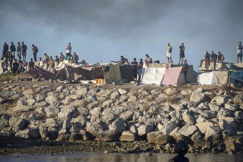 Migrantes en la playa de Ceuta.