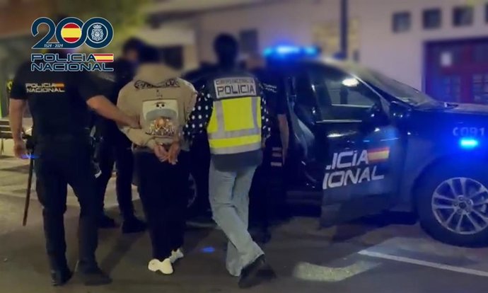 La Policía Nacional detiene a tres hombres por el robo a punta de pistola de la recaudación de un Salón de juegos en Alzira (Valencia).