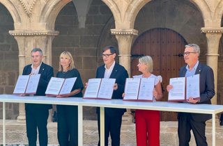(I-D) El president de la Diputació de Girona, Miquel Noguer; la de Barcelona, Lluïsa Moret; el president de la Generalitat, Salvador Illa; la de la Diputació de Tarragona, Noemí Llauradó, i la de Lleida, Joan Talarn.