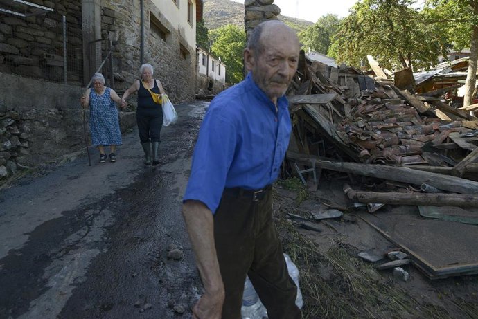 Archivo - Vecinos de Viana do Bolo (Ourense) tras las riadas que afectaron al municipio en junio de 2026