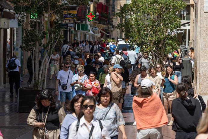 Archivo - Varios turistas se hacen un selfie en una calle de Palma de Mallorca, a 16 de abril de 2024, en Palma de Mallorca, Mallorca, Baleares (España).