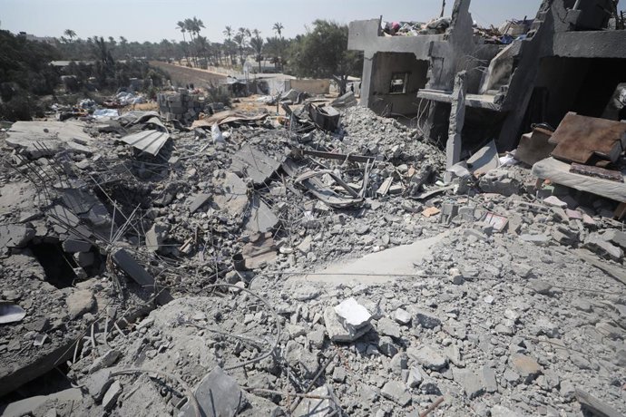 August 26, 2026, Nusairat, Gaza Strip, Palestinian Territory: Damage is seen at a food aid warehouse and tents sheltering displaced Palestinians following an Israeli strike that targeted a house in Deir el-Balah, central Gaza Strip, on August 26, 2026