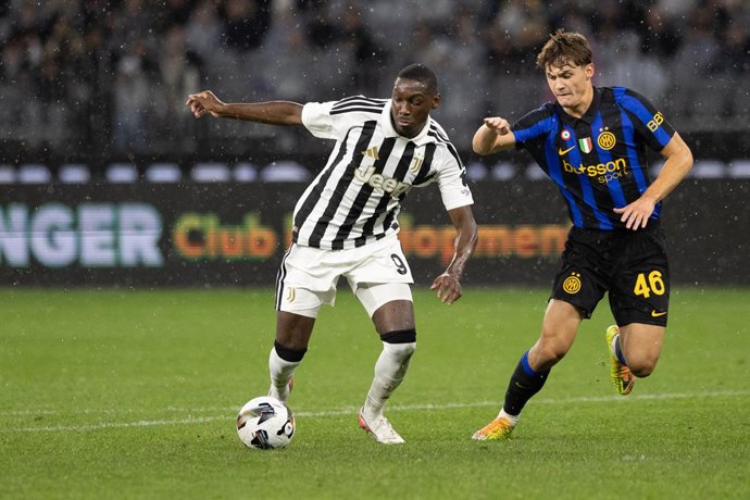 8 de agosto de 2026, Austrália, Perth: Randal Kolo Muani, da Juventus, tenta disputar a bola com um zagueiro durante a partida amistosa de pré-temporada entre a Juventus e o Inter de Milão no Optus Stadium. Foto: Ingo Burkhardt/AAP/dpa