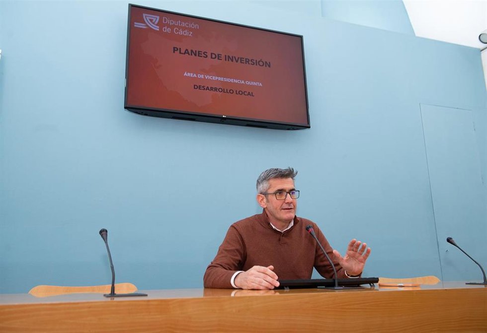 Archivo - El vicepresidente quinto de la Diputación de Cádiz, Sebastián Hidalgo, presenta inversiones.
