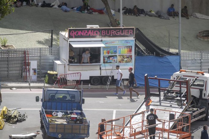Varios operarios trabajan durante la instalación de nuevas carpas, en Loma Colmenar, a 27 de agosto de 2026, en Ceuta (España).
