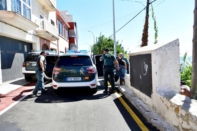Archivo - Un vehículo y agentes de la Guardia Civil en Ceuta