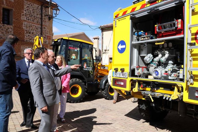 El consejero de la Presidencia, Luis Miguel González Gago, durante la entrega de vehículos a la mancomunidad de Villa y Tierra de Fresno de Cantespino (Segovia).