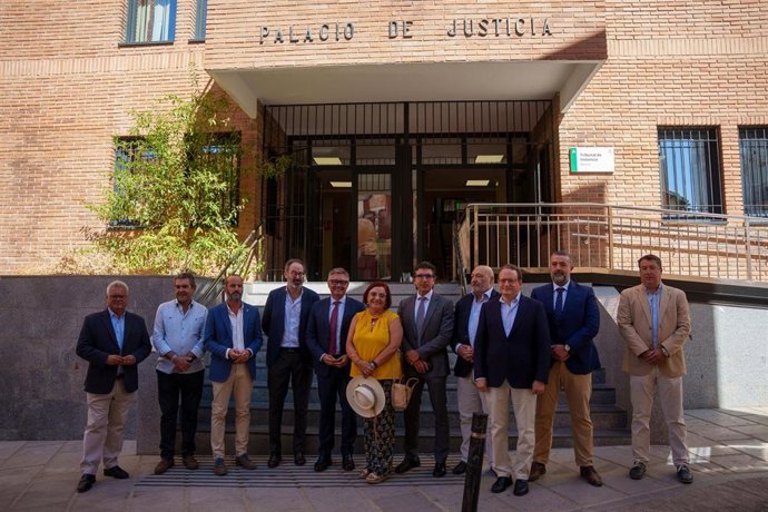 El vicepresidente segundo de la Junta de Andalucía y consejero de Turismo, Justicia, Desregulación y Administración Local, Manuel Gavira preside la foto de familia antes de su visita a la sede judicial de Montilla tras finalizar las obras de reforma. 