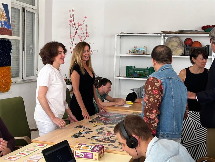 La consejera de Familia, Juventud y Asuntos Sociales, Ana Dávila, visita a los refugiados ucranianos acogidos en la Gran Residencia.