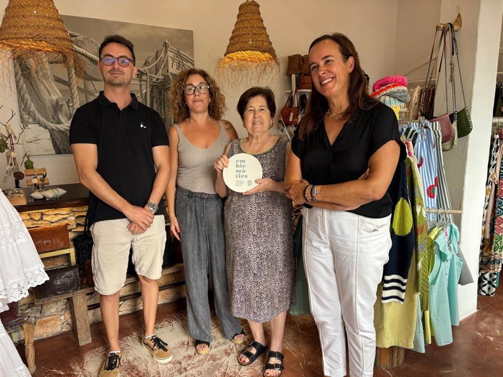 Ocho comercios de Formentera reciben el distintivo 'Emblemàtics Balears'.