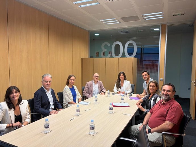 Junta y comercio de proximidad de Valladolid analizan nuevas medidas para mejorar la competitividad del sector