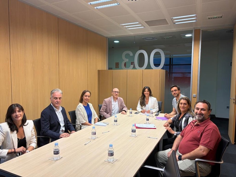 Junta y comercio de proximidad de Valladolid analizan nuevas medidas para mejorar la competitividad del sector