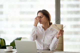 Archivo - Imagen de recurso de una mujer con síntomas de ojo seco.