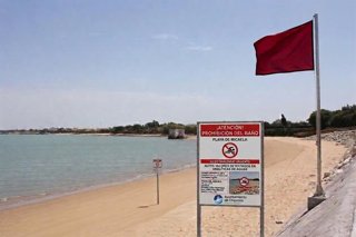Playa de Micaela en Chipiona con bandera roja tras detectarse bacterias en el agua.