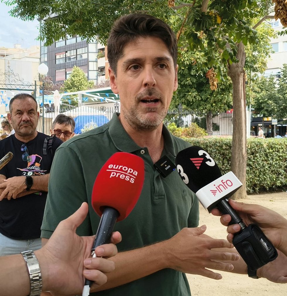 David Cid (Comuns) en declaraciones a periodistas en Granollers (Barcelona)