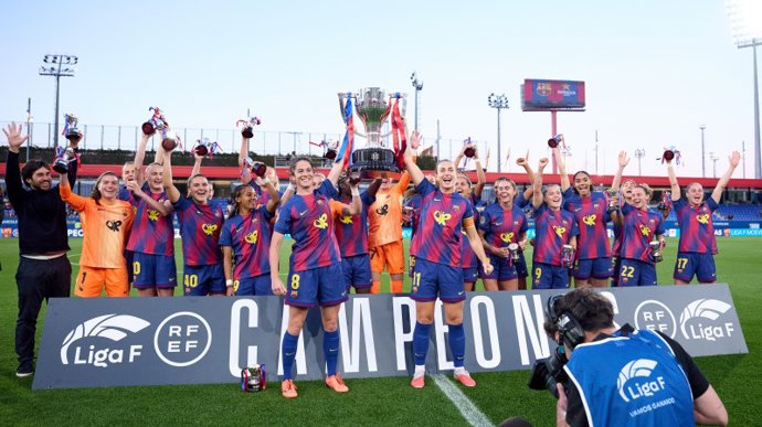 Las jugadoras del FC Barcelona levantan su trofeo de campeonas de la Liga F Moeve 25-26