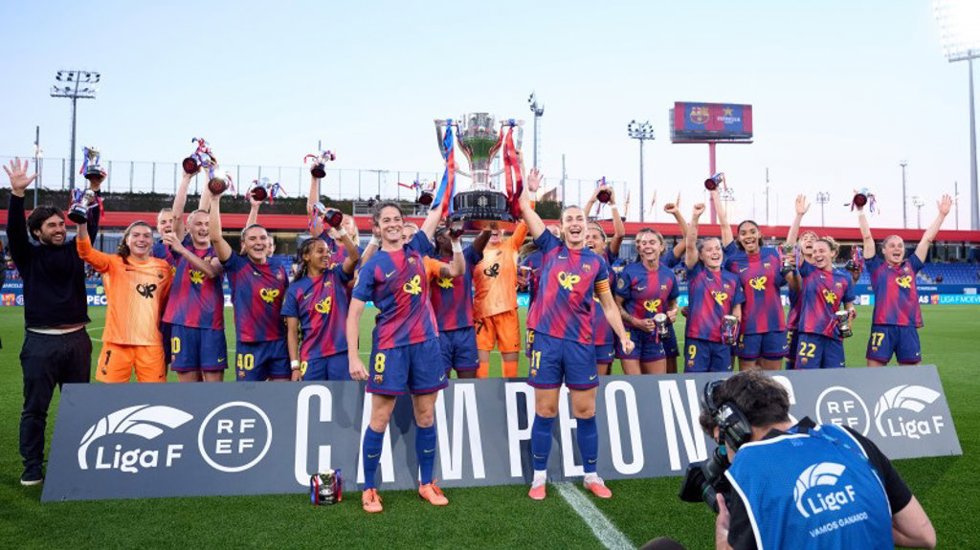 Las jugadoras del FC Barcelona levantan su trofeo de campeonas de la Liga F Moeve 25-26